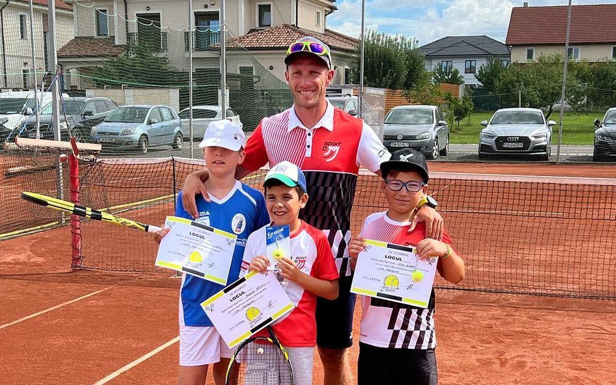 Copii la turneul de tenis Sport N'Joy, cu antrenorul